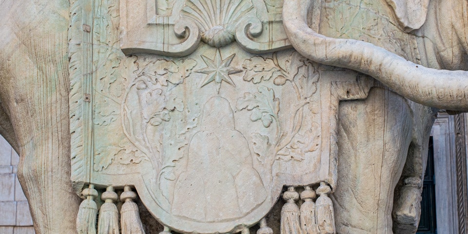 Sechs Hügel und achtzackiger Stern aus dem Wappen der Chigi am Elefantendenkmal Berninis