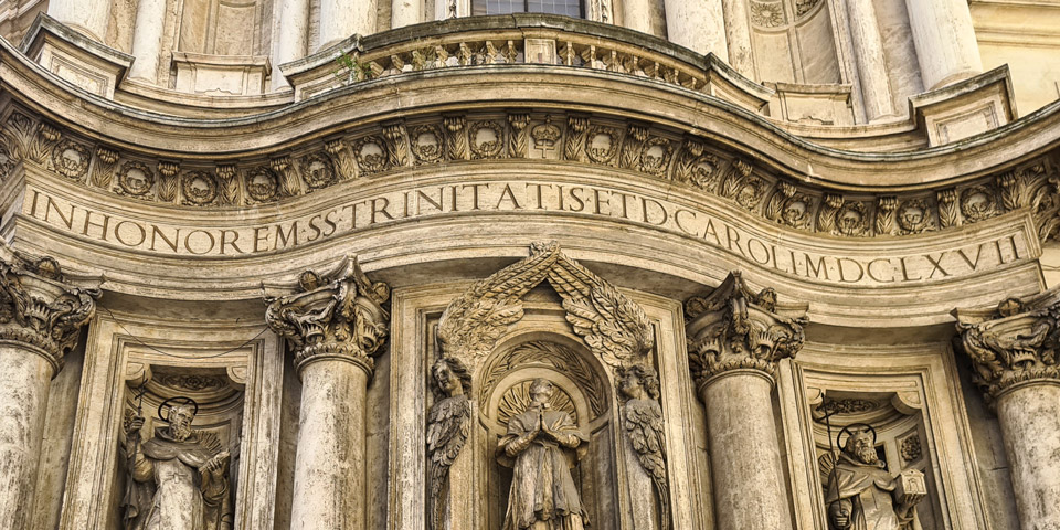 Lateinische Inschrift IN HONOREM SS TRINITATIS ET D. CAROLI MDCLXVII Lateinische Inschrift IN HONOREM SS TRINITATIS ET D. CAROLI MDCLXVII