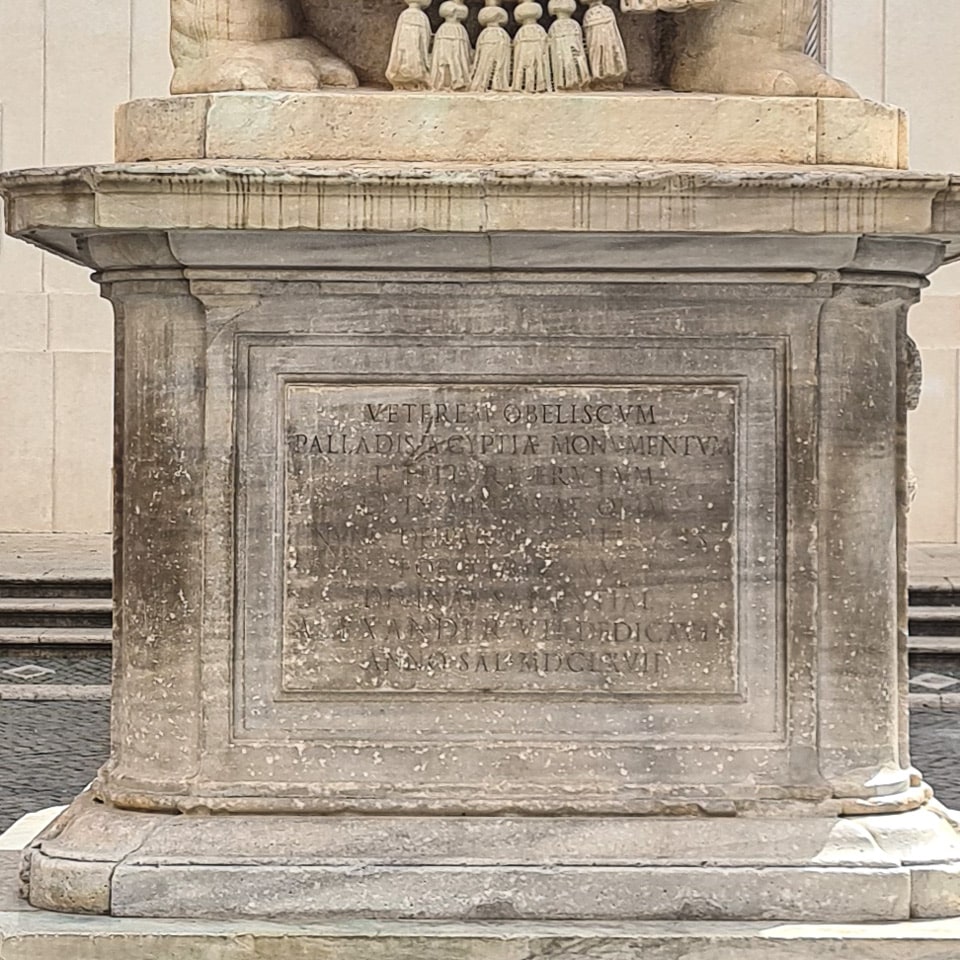 Lateinische Inschrift am Sockel von Berninis Elefant und Obelisk