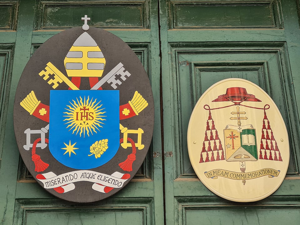 Wappen von Papst Franziskus und Tafel von Kardinal Odilo Pedro Scherer