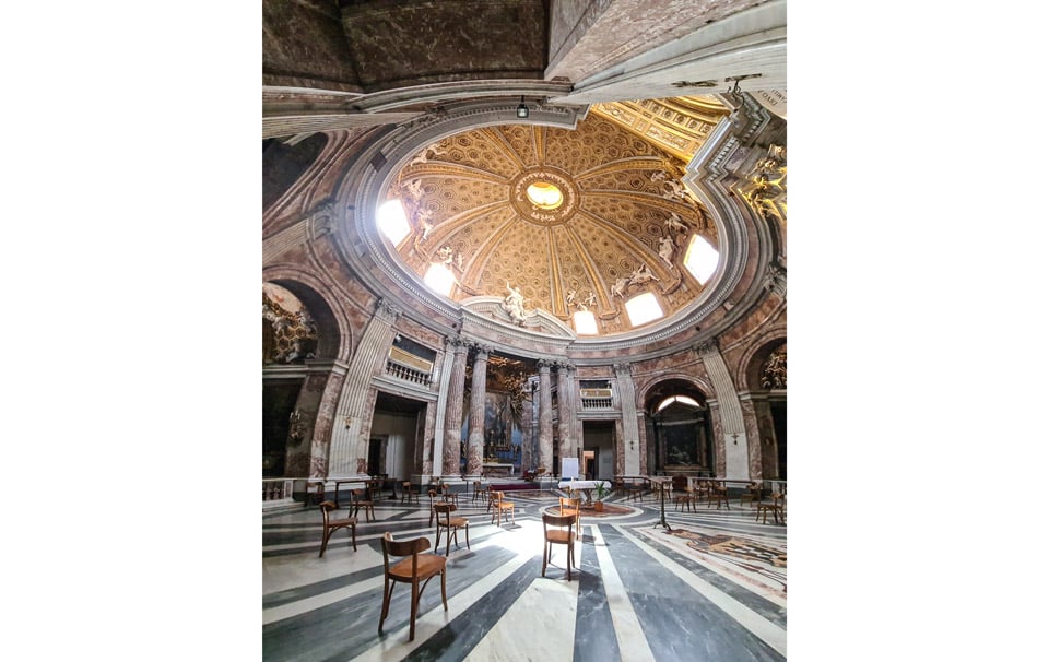 Die ovale Kuppel von Bernini in Sant'Andrea al Quirinale in Rom Die ovale Kuppel von Bernini in Sant'Andrea al Quirinale in Rom