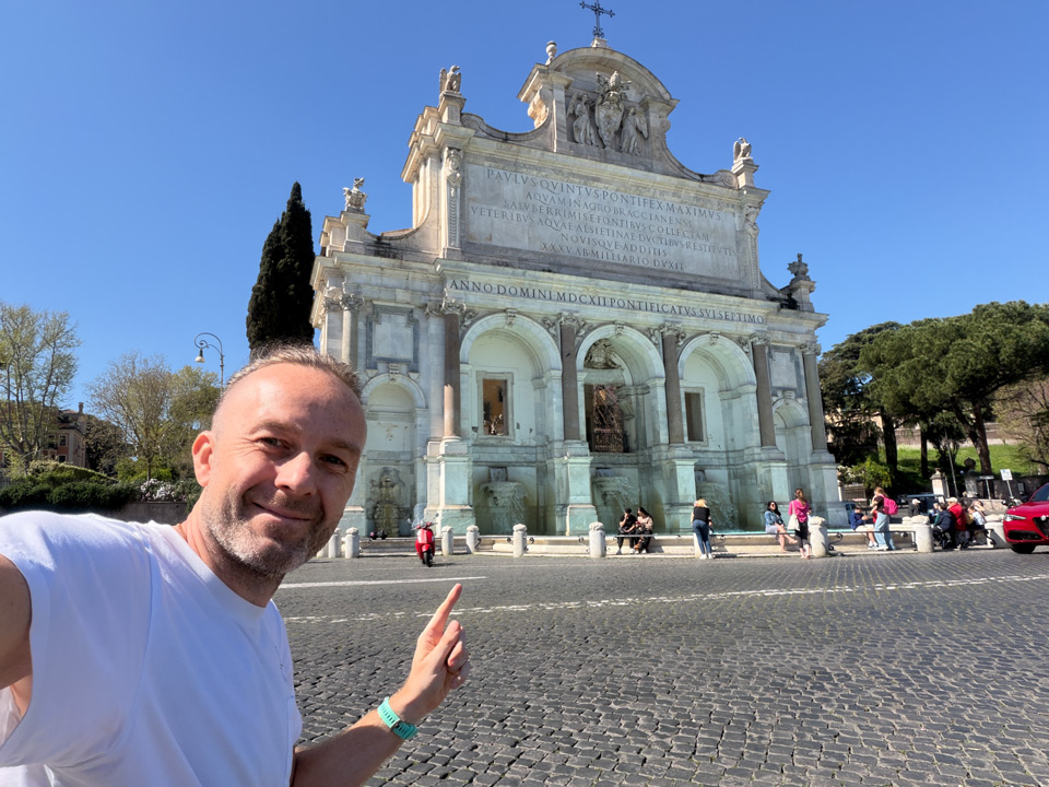 Artur Jakucewicz vor der Fontana dell'Acqua Paola auf dem Gianicolo in Rom