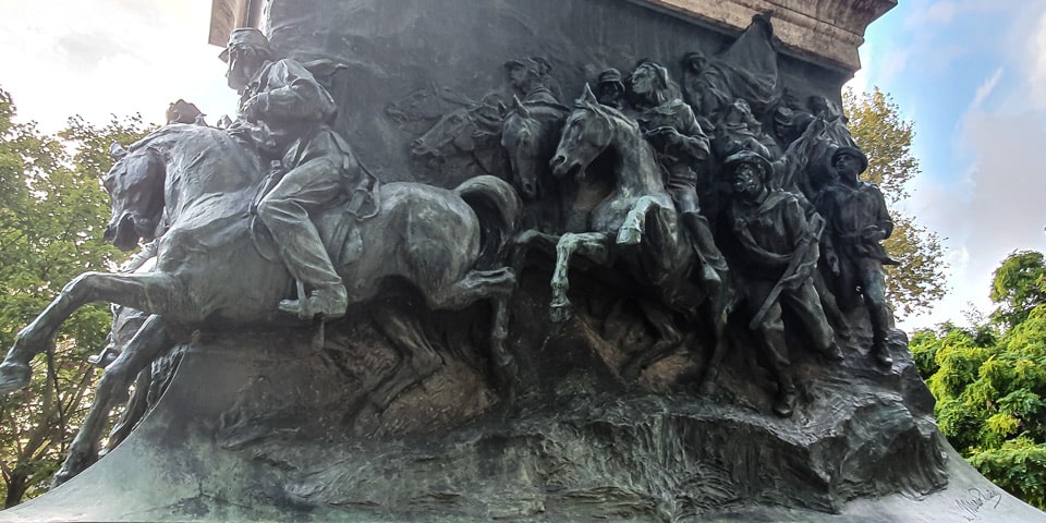 Berittene republikanische Kämpfer auf einem Relief des Denkmals für Anita Garibaldi