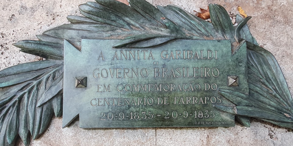 Portugiesische Gedenktafel der brasilianischen Regierung zum hundertjährigen Jubiläum der Farrapenrevolution am Denkmal für Anita Garibaldi