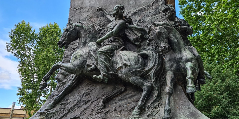 Bronzerelief mit Anita Garibaldi zu Pferd an der Spitze republikanischer Kämpfer bei Curitibanos