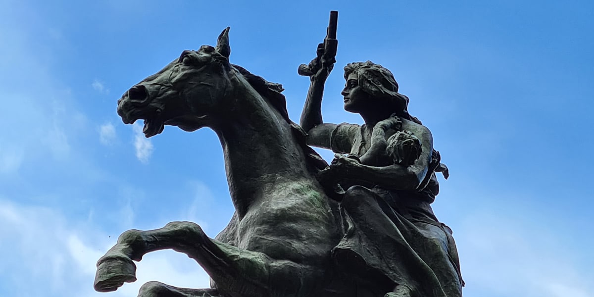 Denkmal für Anita Garibaldi mit Pistole und ihrem kleinen Sohn auf dem Gianicolo in Rom