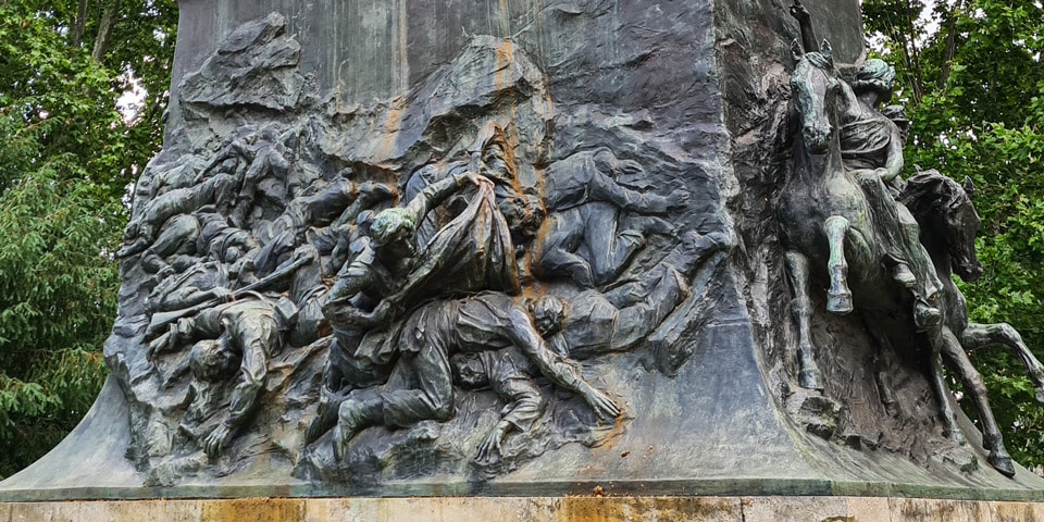 Bronzerelief mit Anita Garibaldi bei der Suche unter gefallenen Kämpfern nach der Schlacht von Curitibanos