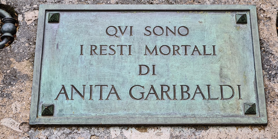 Bronzeinschrift zum Grab von Anita Garibaldi in ihrem Denkmal auf dem Gianicolo