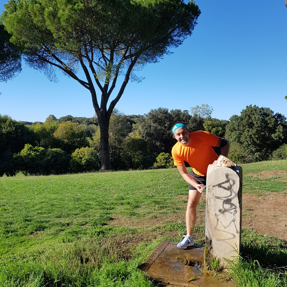 Artur Jakucewicz bei einer Pause an einem Trinkbrunnen während eines Laufs im Oktober in der Villa Doria Pamphilj