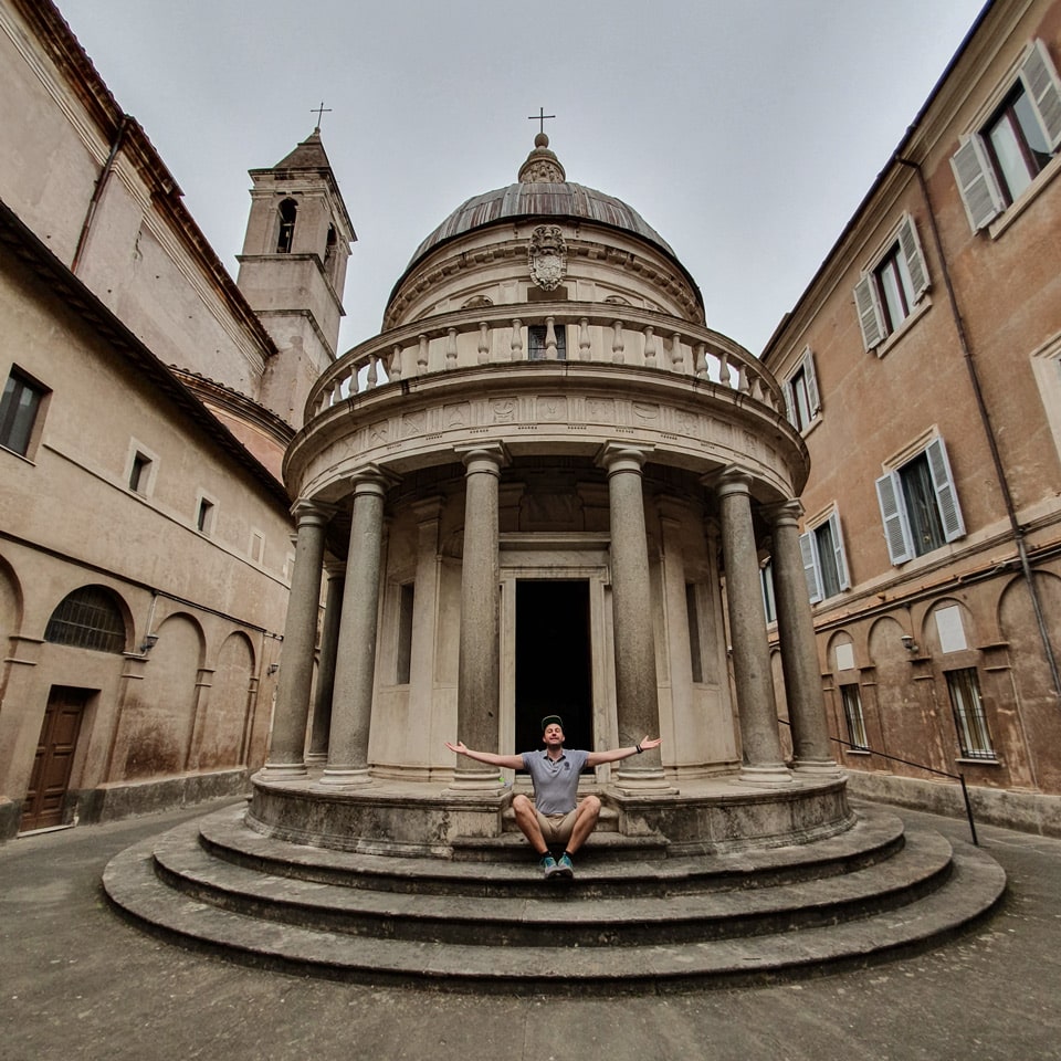 Autor Artur Jakucewicz allein auf den Stufen von Bramantes Tempietto