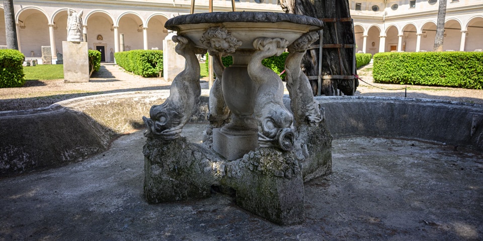 Der Delfinbrunnen von 1695 in der Mitte des Großen Kreuzgangs der Diokletiansthermen in Rom
