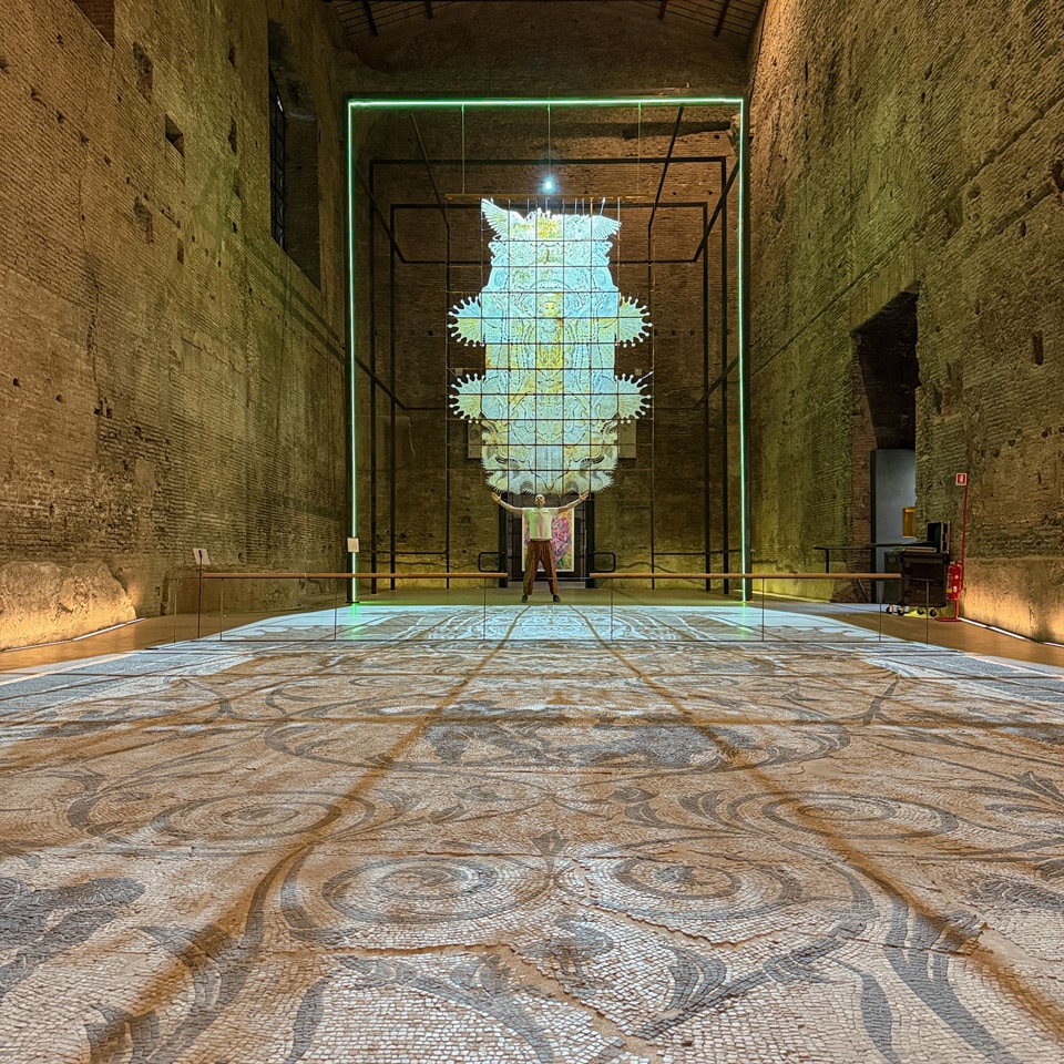 Zeitgenössische Kunstinstallation in einer gewaltigen antiken Ziegelhalle der Diokletiansthermen in Rom
