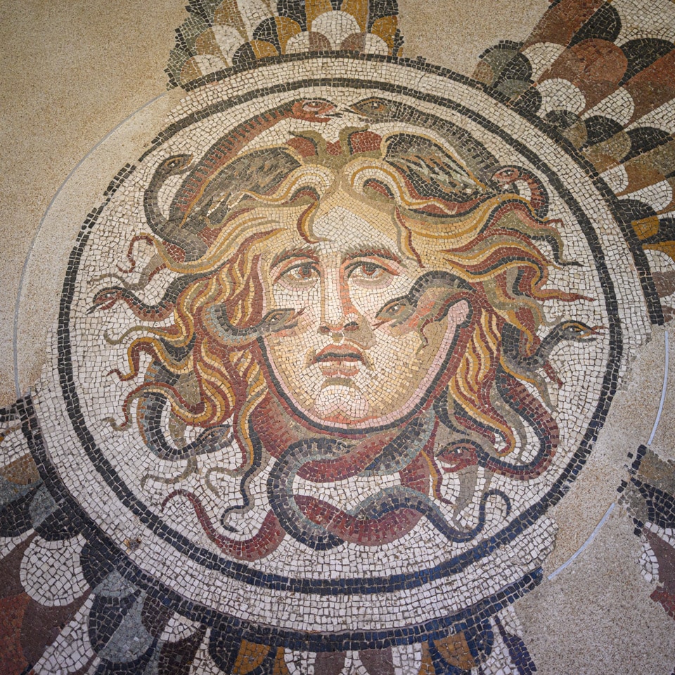 Antikes römisches Bodenmosaik mit dem Kopf der Medusa, einem Gorgoneion, im Museum der Diokletiansthermen in Rom