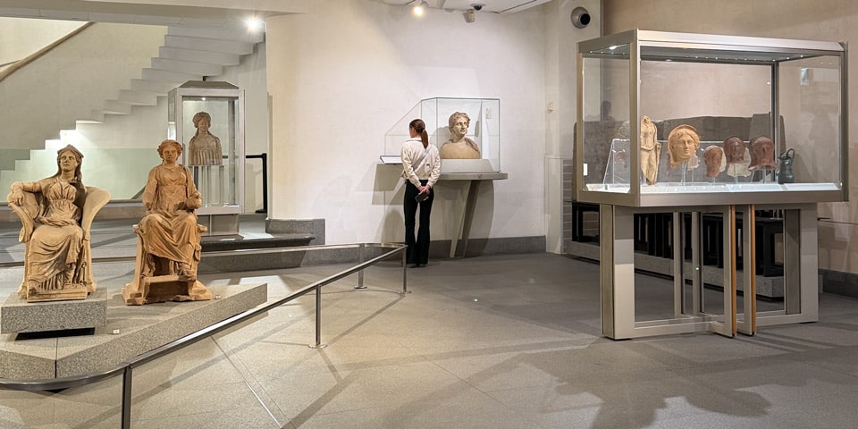 Innenraum einer Galerie des Museo Nazionale Romano mit antiken Statuen und Büsten in den Diokletiansthermen in Rom