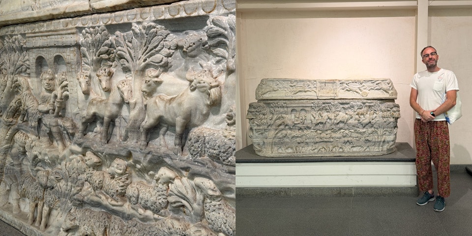 Artur Jakucewicz neben einem römischen Marmorsarkophag mit Hirtenszenen aus der Zeit um 270 n. Chr. im Museum der Diokletiansthermen in Rom