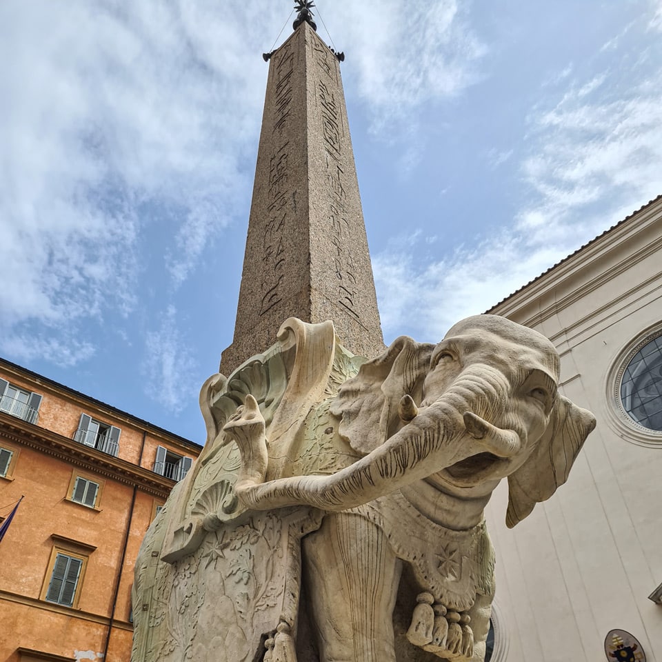Berninis Elefant mit dem Minerva-Obelisken auf der Piazza della Minerva in Rom