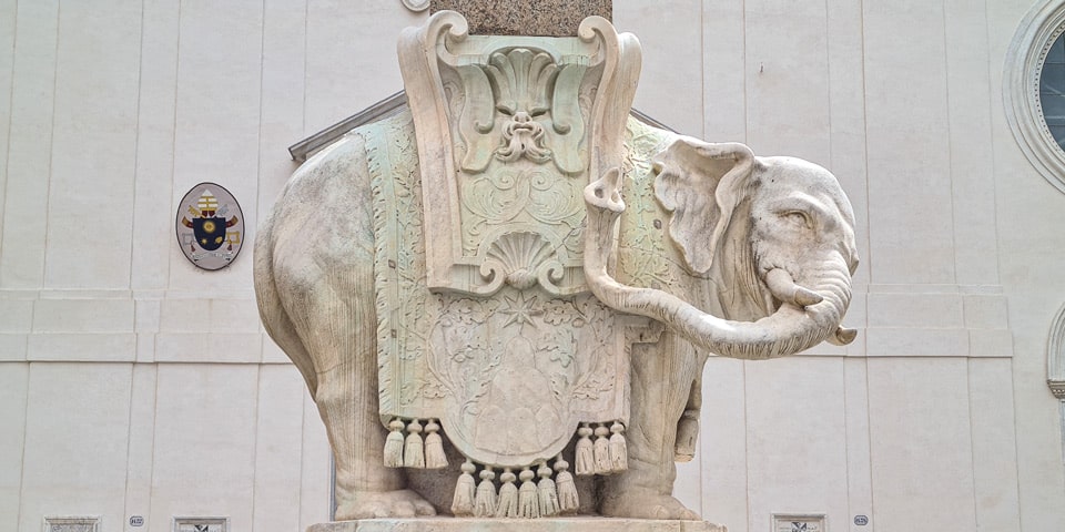 Seitenansicht von Berninis Elefant mit der Draperie über der zentralen steinernen Stütze