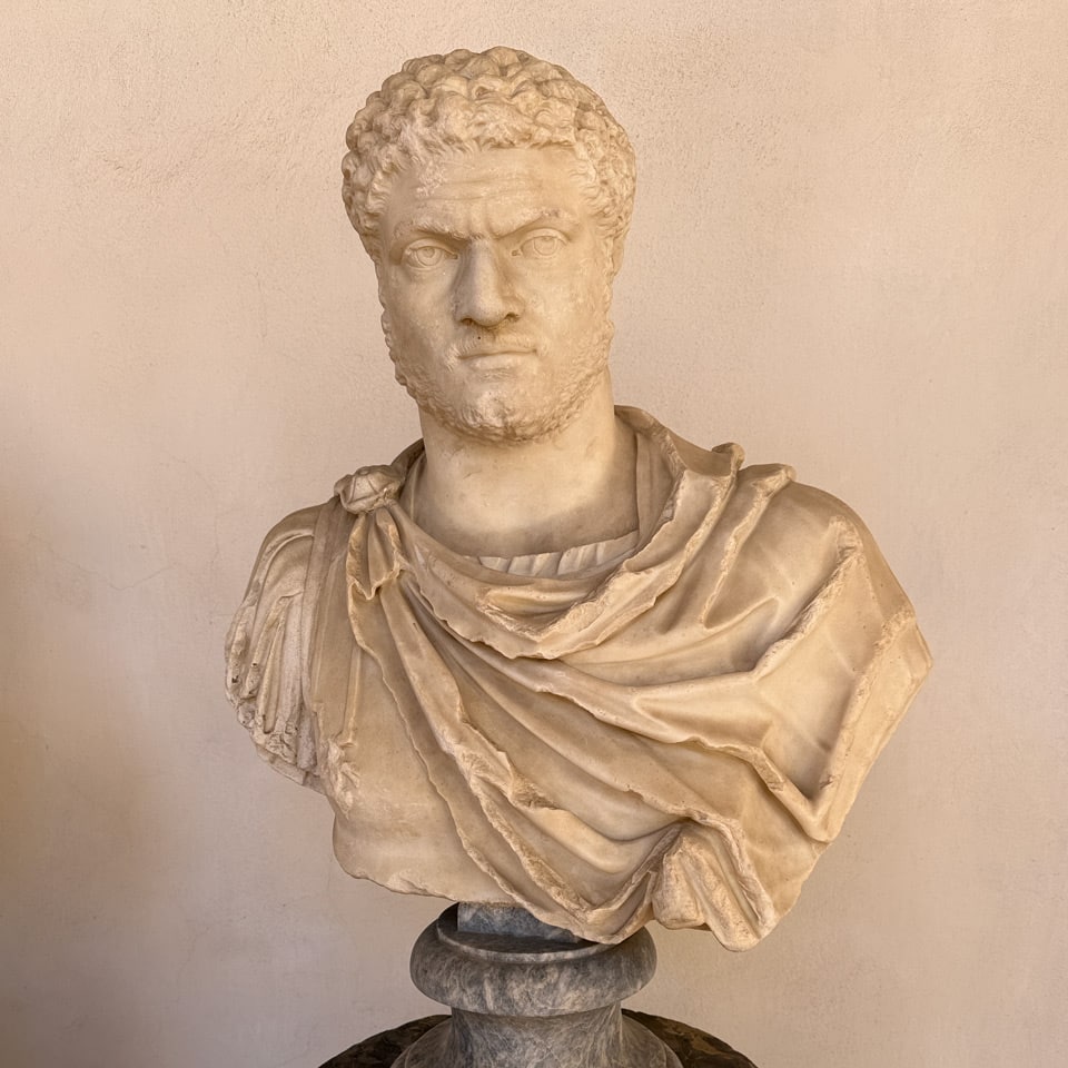 Antike römische Marmorbüste des Kaisers Caracalla von 209–211 n. Chr. aus dem Haus der Vestalinnen im Museum der Diokletiansthermen in Rom