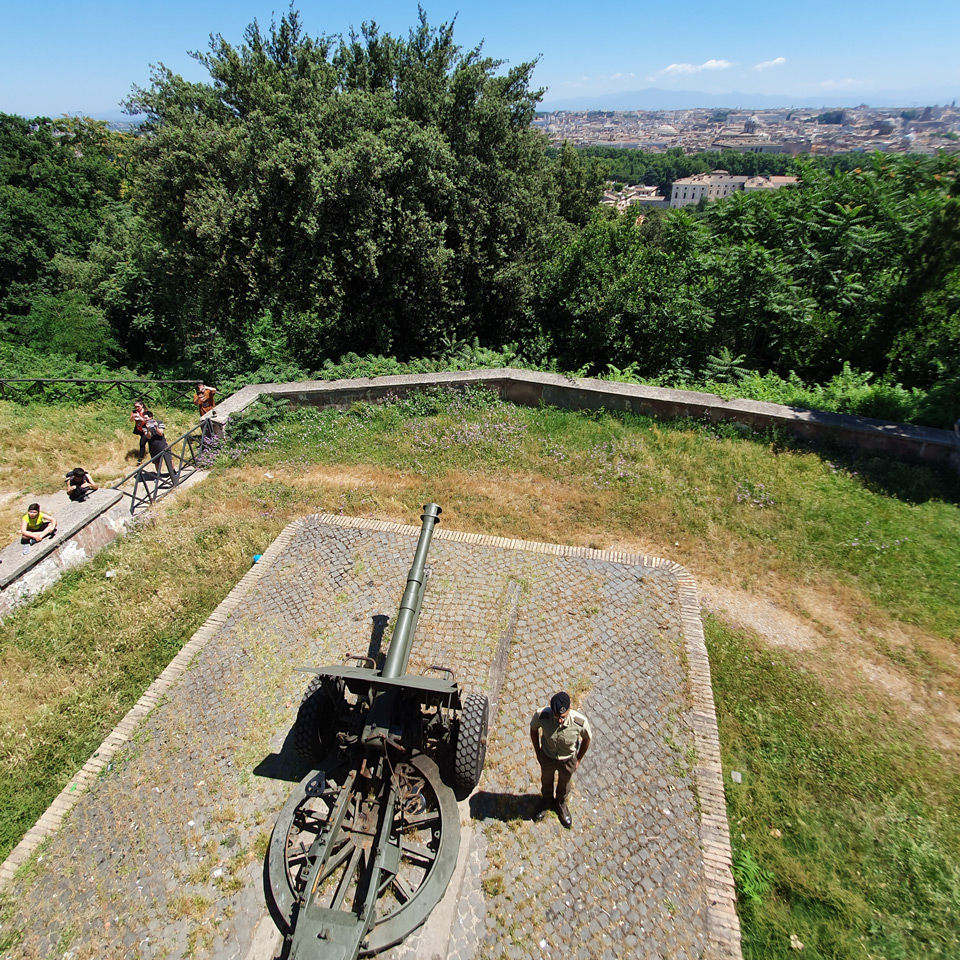 Blick von der oberen Brüstung auf Il Cannone del Gianicolo vor dem täglichen Kanonenschuss um 12:00 Uhr
