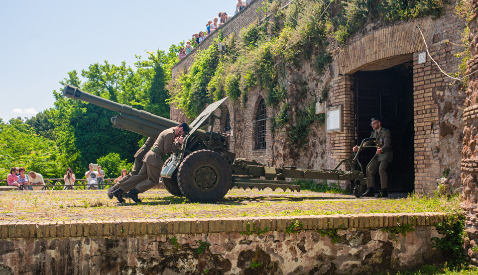 Soldaten der italienischen Armee bringen die Mittagskanone auf dem Gianicolo nach dem Schuss zurück in ihre gemauerte Kasematte