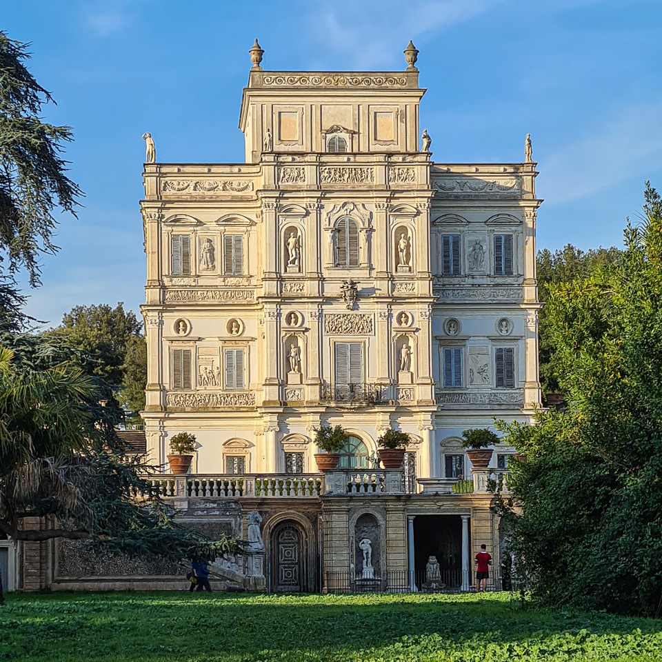 Verzierte Hauptfassade des Casino del Bel Respiro in der Villa Doria Pamphilj