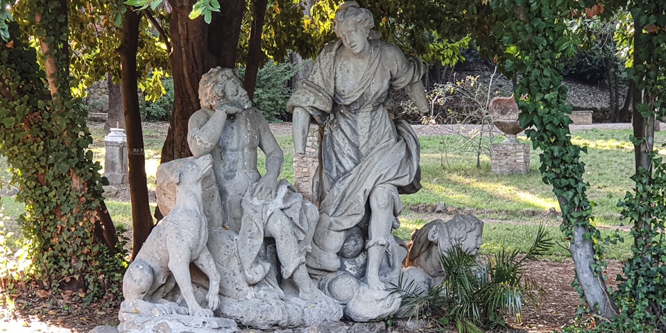 Diana, Endymion und ein Jagdhund in der Sandsteinskulpturengruppe der Villa Sciarra