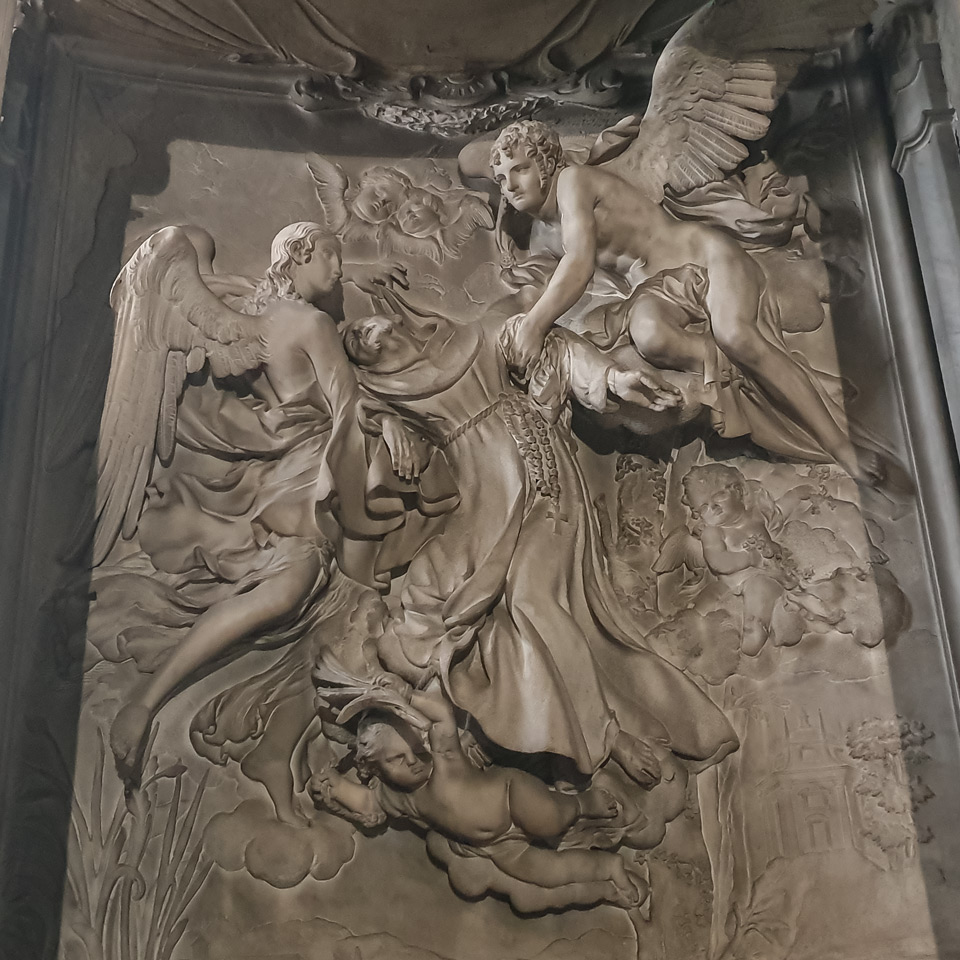 Marmorrelief der Ekstase des heiligen Franziskus von Francesco Baratta in der Raimondi-Kapelle