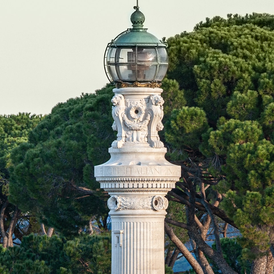 Laterne und geschnitzte Löwenköpfe am Faro del Gianicolo in Rom