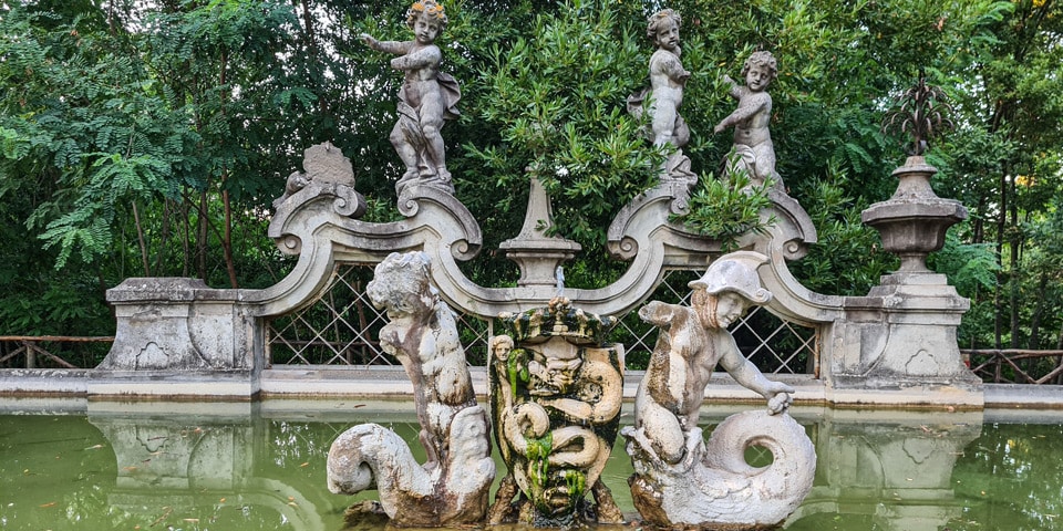 Putti, Delfine und der gekrönte Biscione der Visconti an der Fontana dei Putti in der Villa Sciarra
