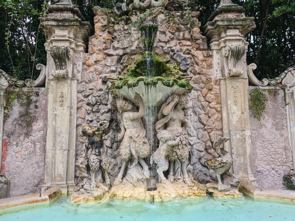 Satyrn und junge Satyrn tragen eine riesige Muschel an der Fontana dei Satiri in der Villa Sciarra in Rom
