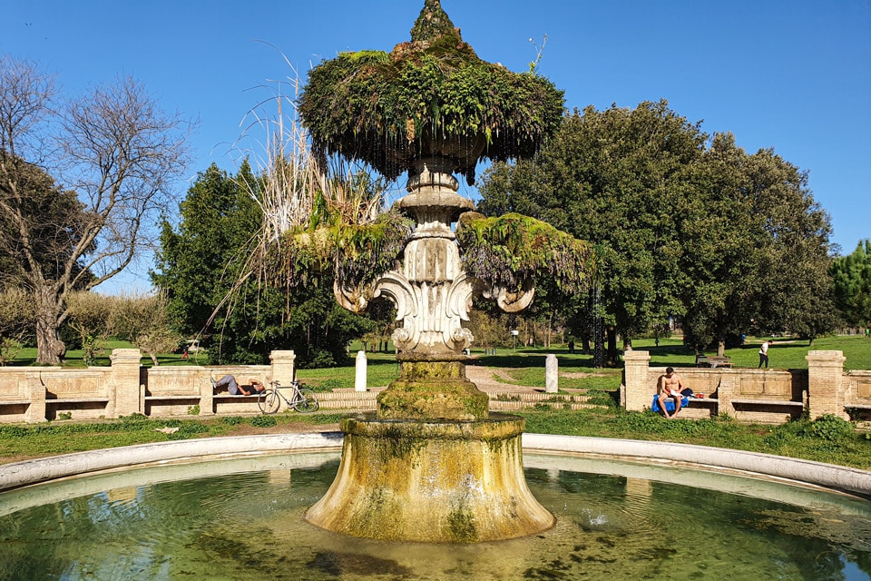 Fontana del Giglio in der Villa Doria Pamphilj an einem sonnigen Wintertag
