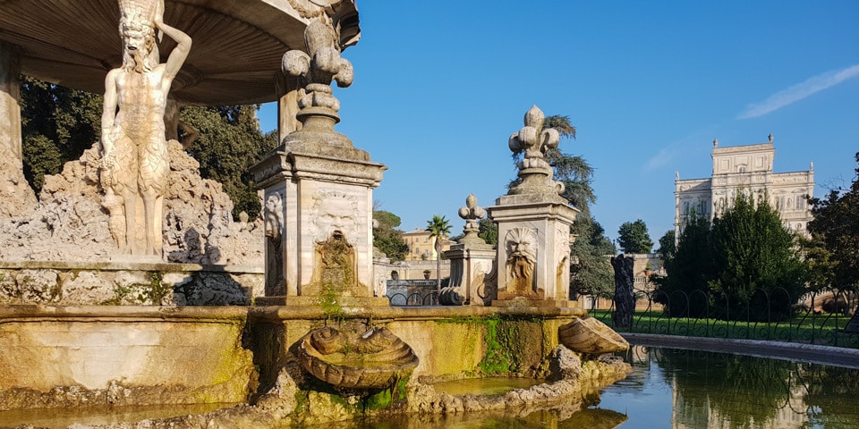 Figuren, Wasserspeiermasken und Pamphilj-Lilien an der Fontana del Putto