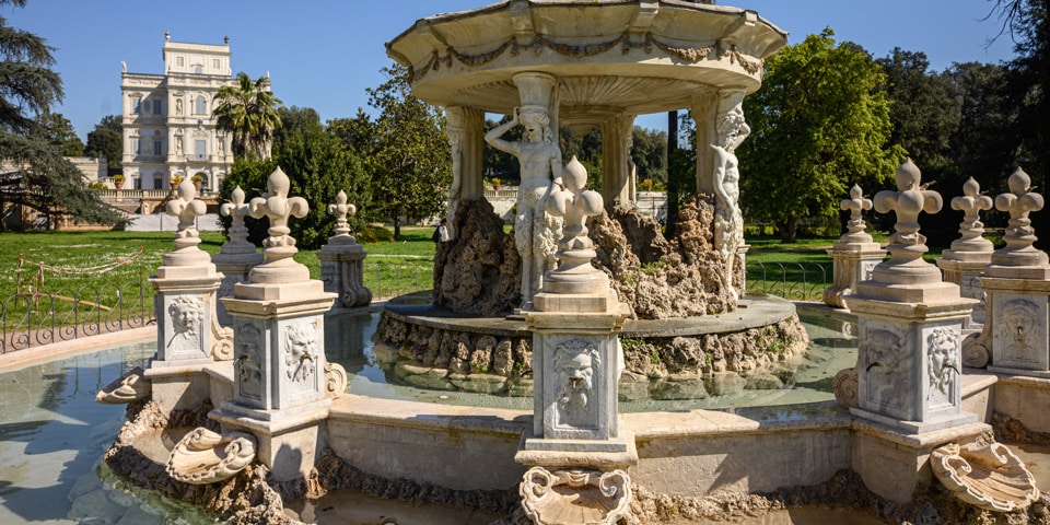 Fontana del Putto im Giardino del Teatro mit dem Casino del Bel Respiro im Hintergrund
