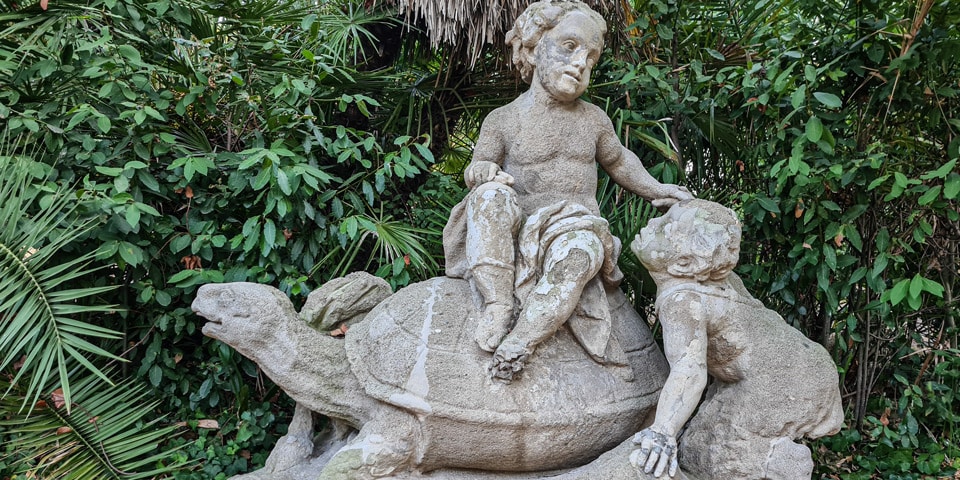 Putto auf einer riesigen Schildkröte, neben dem ein junger Faun hinaufklettert, in der Villa Sciarra in Rom