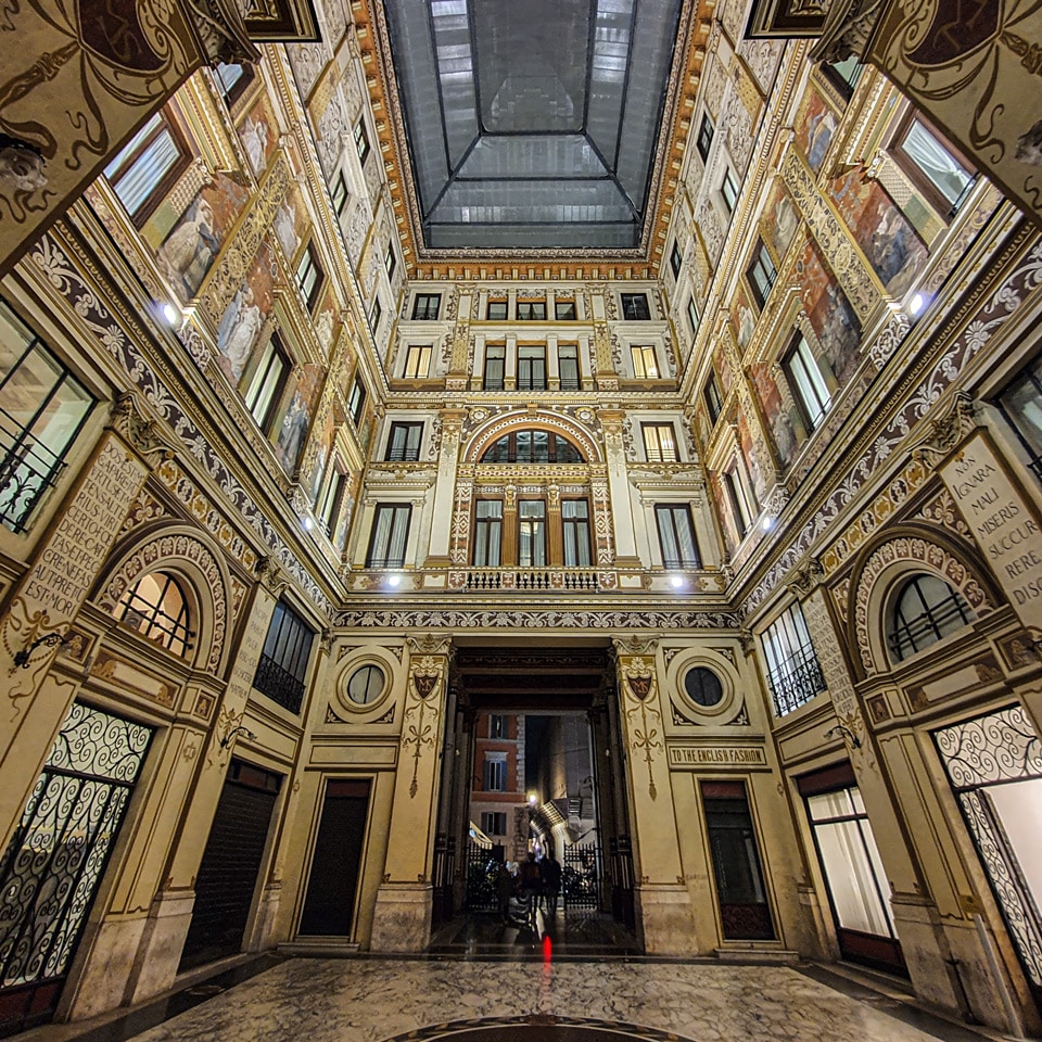 Vergil-Zitat Non ignara mali auf einem Pfeiler in der Galleria Sciarra