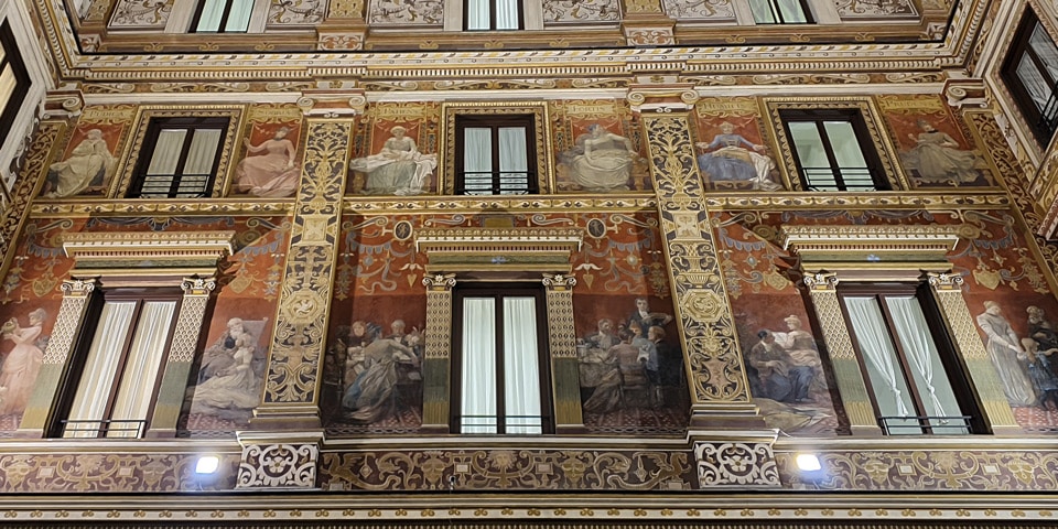 Von Giuseppe Cellini gemalte weibliche Tugenden mit lateinischen Bezeichnungen in der Galleria Sciarra
