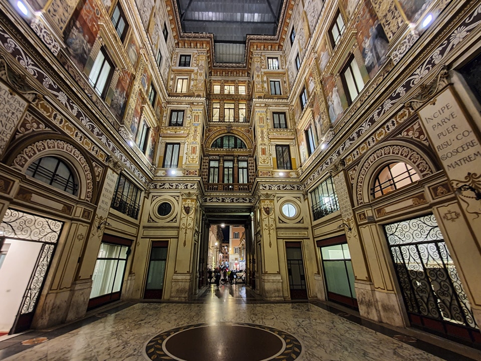Vergil-Inschrift Incipe parve puer auf einem Pfeiler in der Galleria Sciarra