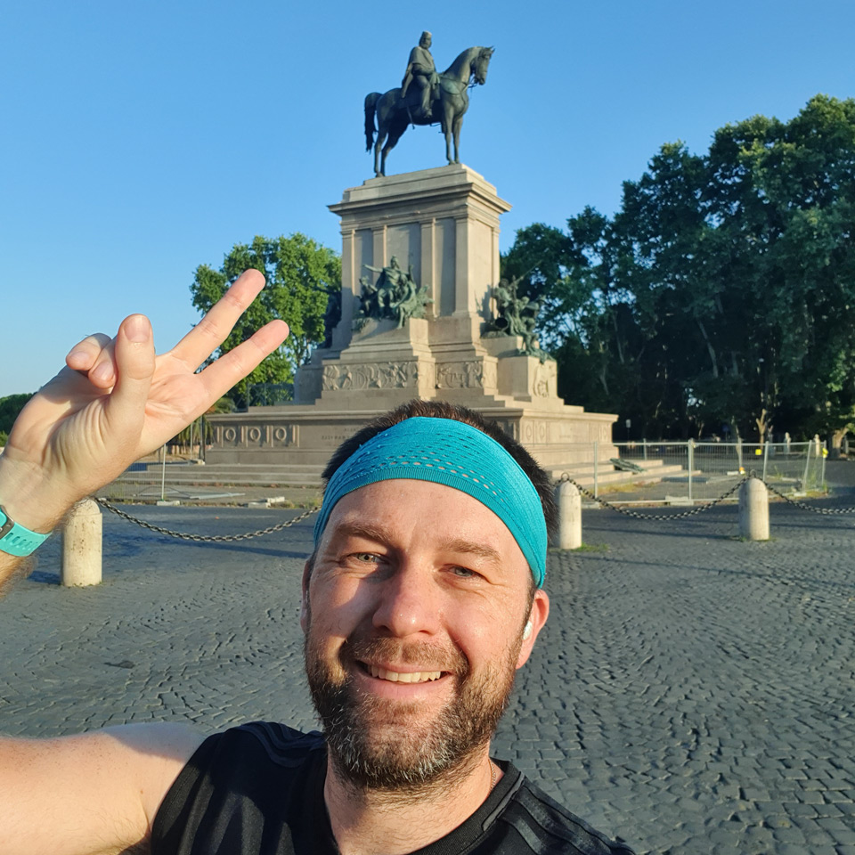 Artur Jakucewicz vor dem Denkmal für Giuseppe Garibaldi auf dem Gianicolo bei Sonnenaufgang in Rom