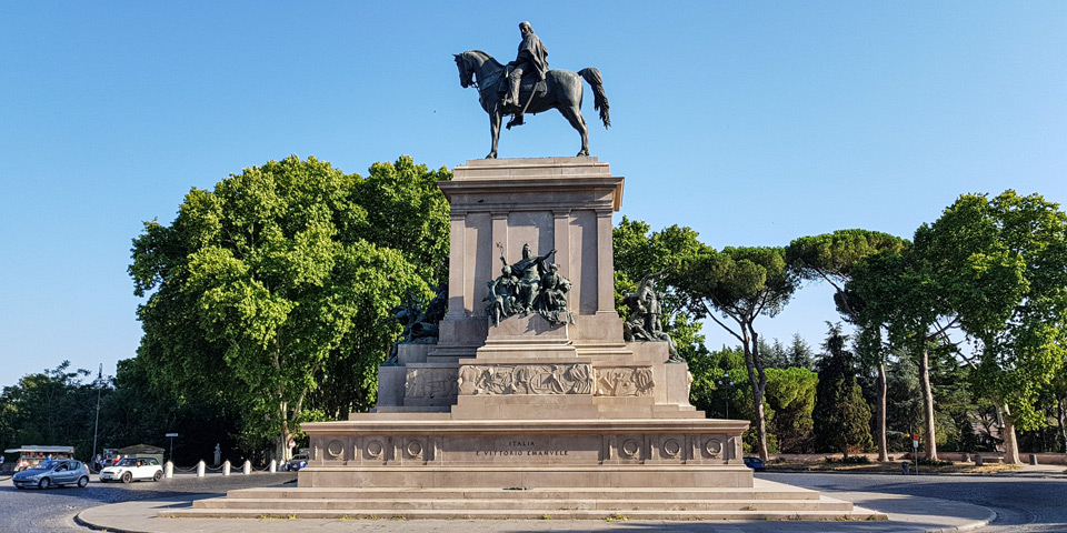 Gesamtansicht des Reiterdenkmals für Giuseppe Garibaldi in Rom mit der Widmungsinschrift ITALIA E VITTORIO EMANUELE am Sockel