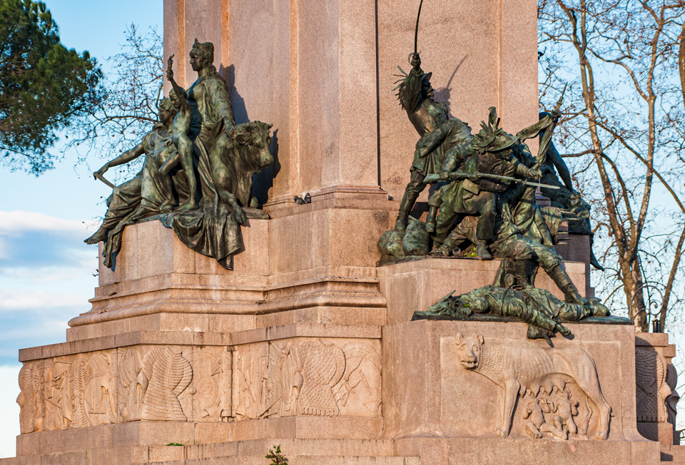 Allegorische Bronzegruppen und Relief der Kapitolinischen Wölfin am Sockel des Giuseppe-Garibaldi-Denkmals in Rom