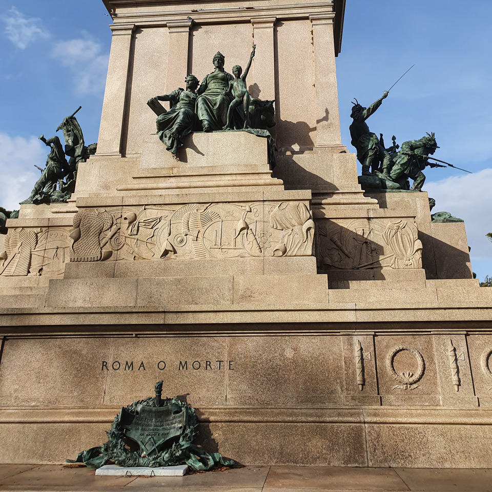 Inschrift ROMA O MORTE am Sockel des Giuseppe-Garibaldi-Denkmals mit dem bronzenen Freimaurerkranz, den die italienische Freimaurerei 1907 zum hundertsten Geburtstag Garibaldis stiftete