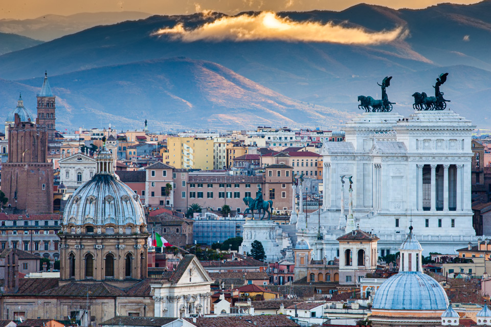 Blick vom Gianicolo auf das Vittoriano und das Reiterstandbild von König Viktor Emanuel II. – das andere große Reiterdenkmal, an dessen Fertigstellung Emilio Gallori mitwirkte, Rom Blick vom Gianicolo auf das Vittoriano und das Reiterstandbild von König Viktor Emanuel II. – das andere große Reiterdenkmal, an dessen Fertigstellung Emilio Gallori mitwirkte, Rom