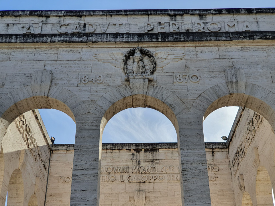 Inschrift Ai Caduti per Roma am Garibaldi-Ossarium