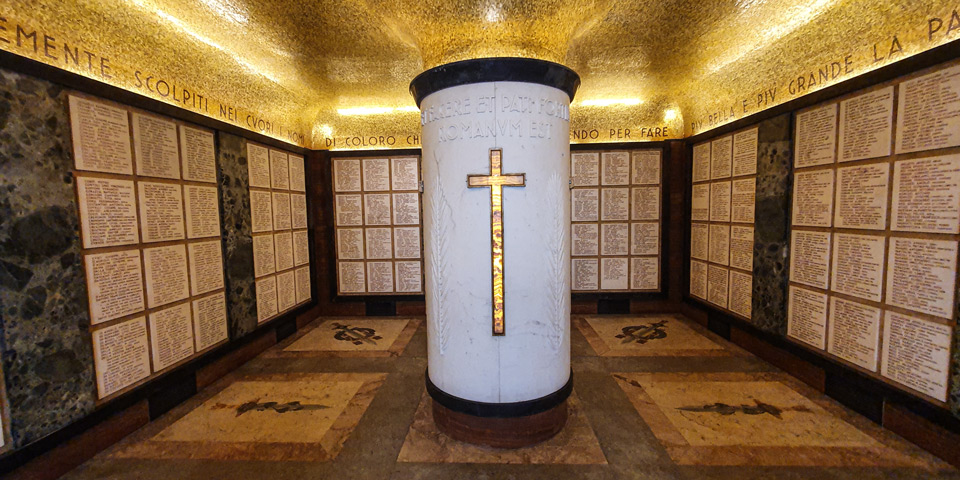 Gedenktafeln mit Namen unter der goldenen Mosaikdecke in der Krypta des Garibaldi-Ossariums in Rom