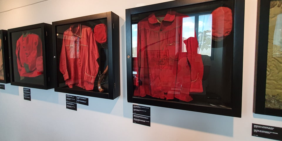 Rothemden und Mützen von Garibaldi-Freiwilligen in der Ausstellung der Porta San Pancrazio