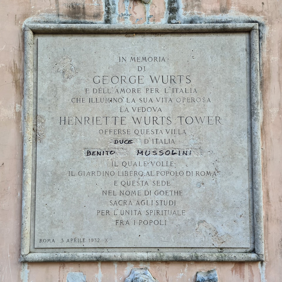 Gedenktafel für George Wurts von 1932 in der Villa Sciarra mit dem entfernten und später erneut geschriebenen Namen Benito Mussolinis