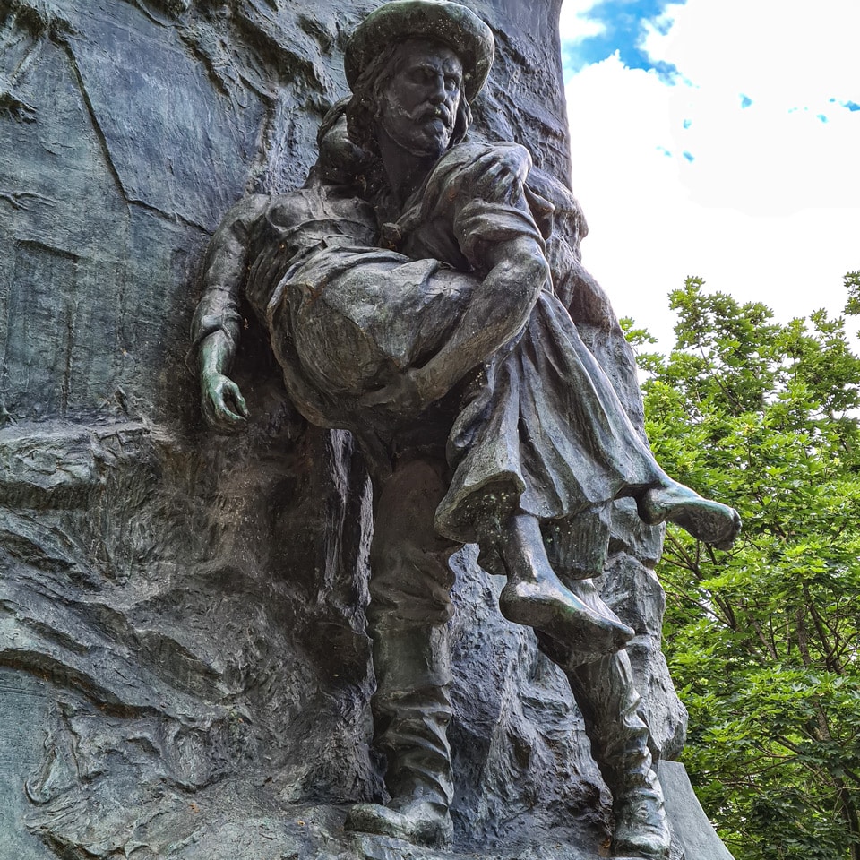 Hochrelief mit Giuseppe Garibaldi, der die sterbende Anita während des Rückzugs aus Rom im Jahr 1849 trägt