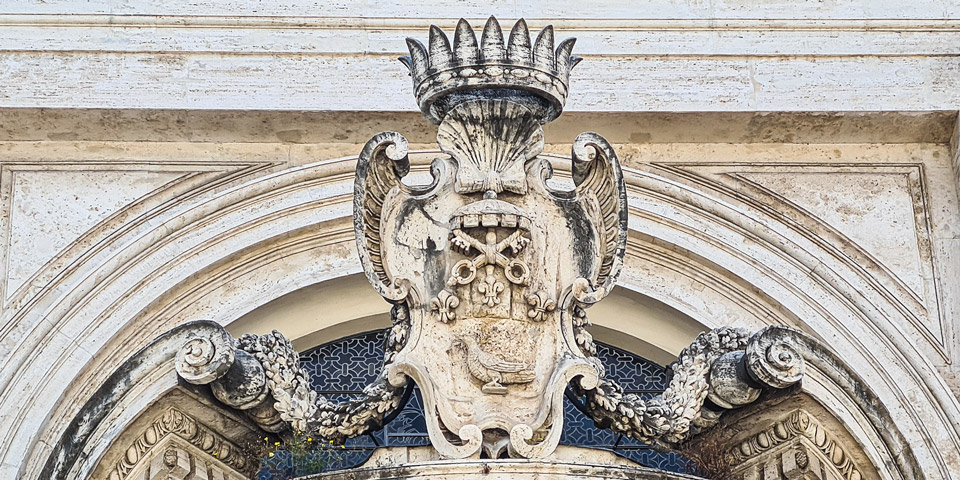 Großes steinernes Wappen von Kardinal Camillo Francesco Maria Pamphilj