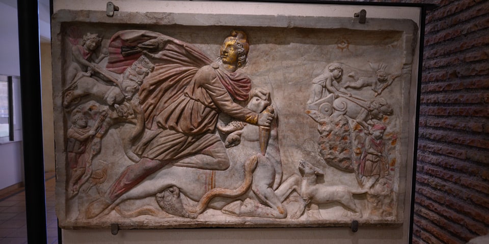 Römisches Marmorrelief des Mithras bei der Tötung des Stiers, die Tauroktonie, mit Spuren von Farbe und Vergoldung im Museum der Diokletiansthermen in Rom