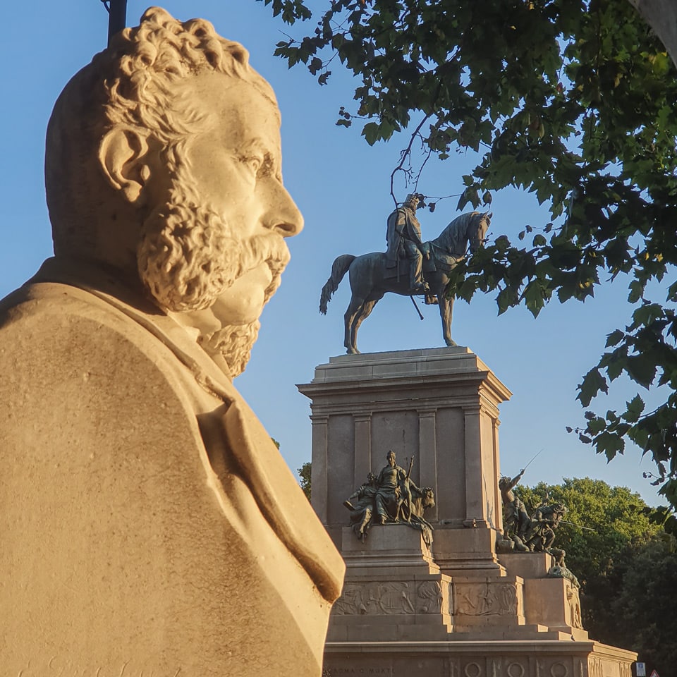 Büste von Nicola Fabrizi mit dem Denkmal für Giuseppe Garibaldi im Hintergrund auf dem Gianicolo in Rom